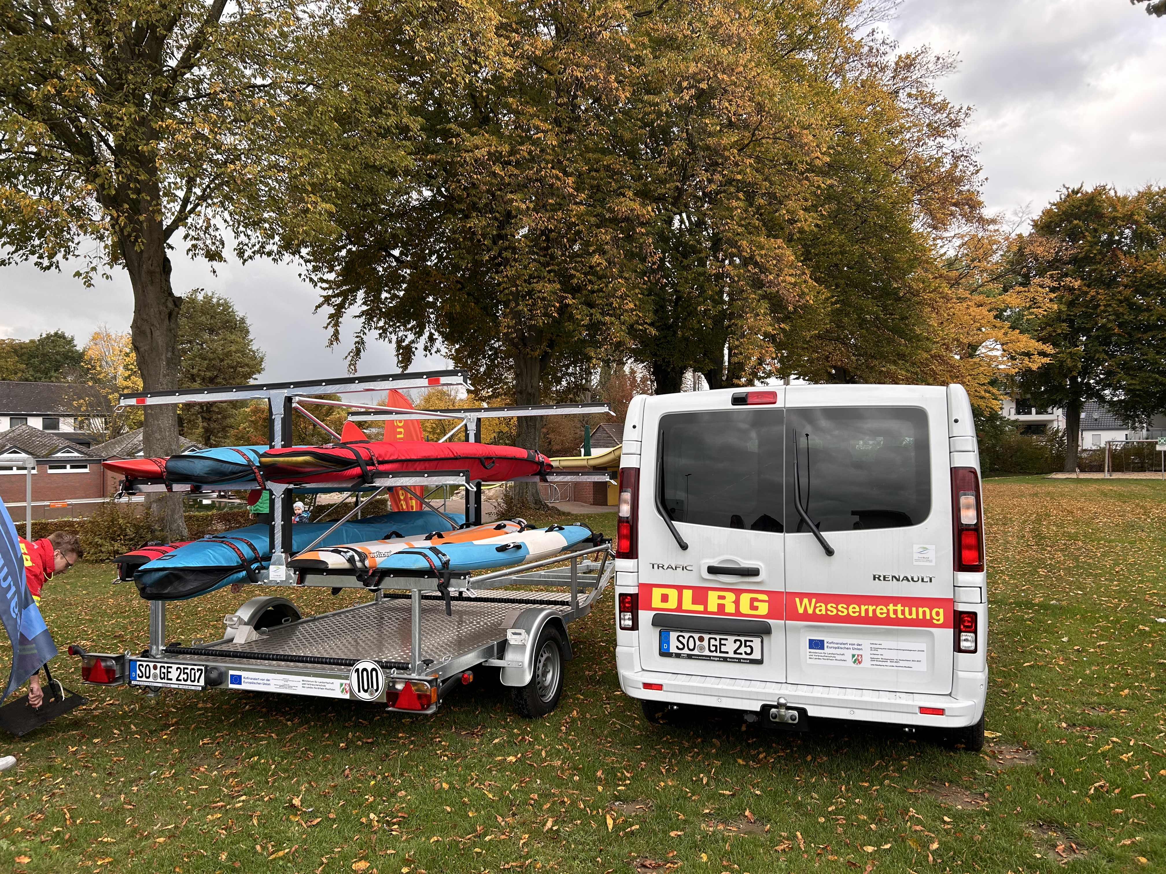 DLRG Fahrzeug mit Materialanhänger